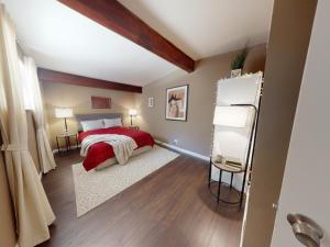 ein Schlafzimmer mit einem roten Bett und einem weißen Teppich in der Unterkunft Budget-Friendly Auburn Retreat in Auburn