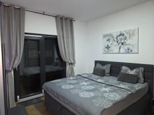 een slaapkamer met een bed en een raam bij Simple&Cozy in Varaždin