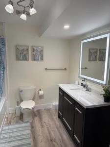 Et badeværelse på Cozy Home Away from Home