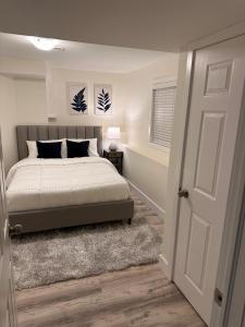 En eller flere senge i et værelse på Cozy Home Away from Home