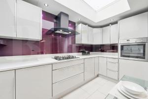 Køkken eller tekøkken på M5 Spacious Stylish Full Kitchen 2Bath Premium Beds Electric Sofa Recliners Smart TVs Netflix Underfloor Heating Instant Hot Water FastWifi