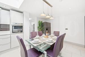 Køkken eller tekøkken på M5 Spacious Stylish Full Kitchen 2Bath Premium Beds Electric Sofa Recliners Smart TVs Netflix Underfloor Heating Instant Hot Water FastWifi