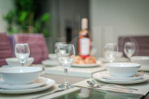 Drinks på M5 Spacious Stylish Full Kitchen 2Bath Premium Beds Electric Sofa Recliners Smart TVs Netflix Underfloor Heating Instant Hot Water FastWifi + 11 billeder