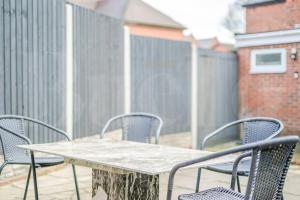 Φωτογραφία από το άλμπουμ του M5 Spacious Stylish Full Kitchen 2Bath Premium Beds Electric Sofa Recliners Smart TVs Netflix Underfloor Heating Instant Hot Water FastWifi σε Smethwick