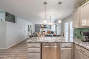 Η κουζίνα ή μικρή κουζίνα στο House for 15 with Firepit near The Village