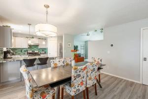 Η κουζίνα ή μικρή κουζίνα στο House for 15 with Firepit near The Village