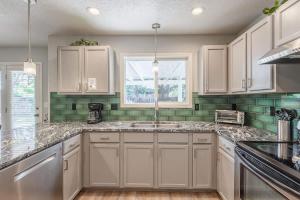 Η κουζίνα ή μικρή κουζίνα στο House for 15 with Firepit near The Village +27 φωτογραφίες