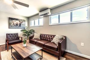 una sala de estar con un sofá y una mesa en 10 Percent Off , Near MD Anderson, Limited Offer 14, en Houston