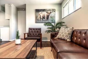 una sala de estar con un sofá y una mesa en 10 Percent Off , Near MD Anderson, Limited Offer 14, en Houston