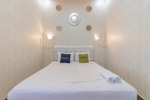 Ένα ή περισσότερα κρεβάτια σε δωμάτιο στο Urbanview Hotel Rifal Home Tegal