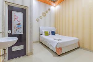 Ένα μπάνιο στο Urbanview Hotel Rifal Home Tegal