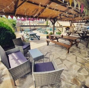 The Walkhampton Inn في Walkhampton: فناء مع طاولة تنس وكراسي