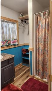 een badkamer met een wastafel en een douchegordijn bij Cochin cottage in Texico