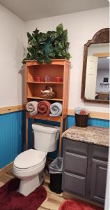 een badkamer met een toilet, een wastafel en een spiegel bij Cochin cottage in Texico