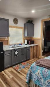 een keuken met een spoelbak en een aanrechtblad bij Cochin cottage in Texico