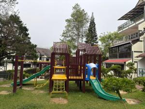 Sân chơi trẻ em tại Copthorne Hilltop Resort, Sunrise n Mountain view at Cameron Highlands