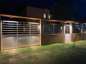 格塞尔镇FloreSer的夜间带车库的房屋 更多4张照片