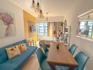 a living room with a blue couch and a table at Departamento exclusivo a un paso de San Isidro in Lima
