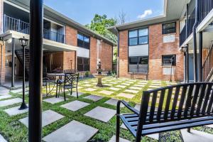 un patio con bancos y una fuente en un edificio en Stay Longer, Save 10 percent, Relax in Comfort 15, en Houston