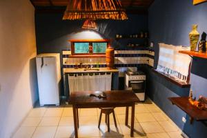 Ateliê Cultural Trancoso في ترانكوسو: مطبخ صغير مع طاولة وثلاجة +24 صورة