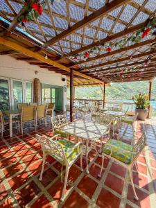 Hotel Bahia Taganga في تاجانجا: فناء مع طاولة وكراسي على السطح