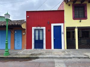 Villa Zamora 52 Coatepec Centro في كواتيبيك: مبنى ملون بأبواب زرقاء وضوء الشارع