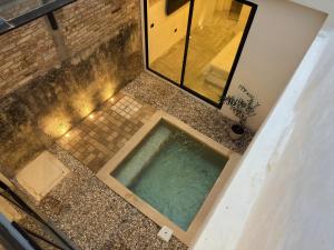 Villa Zamora 52 Coatepec Centro في كواتيبيك: منظر علوي لحوض الاستحمام في الحمام