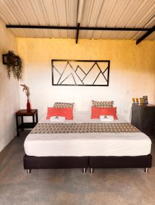 Postel nebo postele na pokoji v ubytování Cabañas Flor Del Monte + 18 fotografií