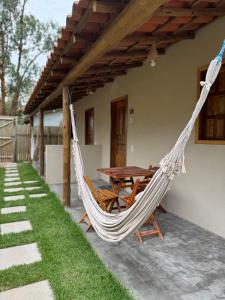 patio con tavolo e amaca di Vila Kairós a Caraíva