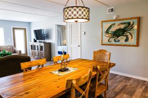 Μια τηλεόραση ή/και κέντρο ψυχαγωγίας στο Beachview 103 Condominium Condo