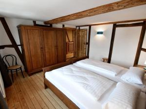 - une chambre avec un grand lit et un mobilier en bois dans l'établissement Ferienhaus Steffens, à Mörz