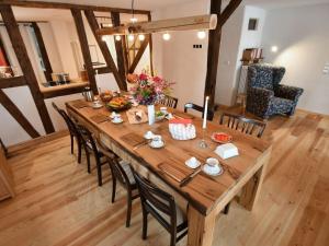 une grande table en bois dans une pièce avec des chaises dans l'établissement Ferienhaus Steffens, à Mörz