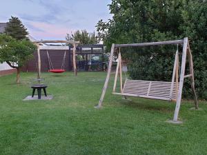 un parc avec une balançoire et un frisbee rouge dans l'établissement Ferienhaus Steffens, à Mörz