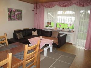 een woonkamer met een bank en een tafel bij Hehner 2 Comfortable holiday residence in Patersberg
