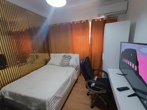 Μια τηλεόραση ή/και κέντρο ψυχαγωγίας στο Sams Rooms - Solo Female Guest House