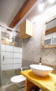 Et badeværelse på Bilocale Nel Cuore Della Val Di Fiemme + 29 billeder