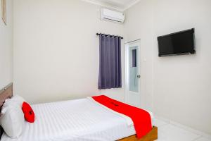 TV a/nebo společenská místnost v ubytování RedDoorz Syariah Near Stasiun Purwokerto