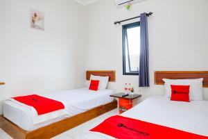 Postel nebo postele na pokoji v ubytování RedDoorz Syariah Near Stasiun Purwokerto