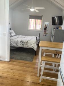 Postel nebo postele na pokoji v ubytování The Little House