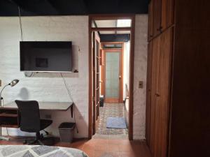 TV a/nebo společenská místnost v ubytování Casa del Aguacate Cumbaya - Tumbaco