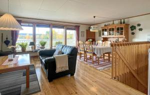 Χώρος καθιστικού στο 2 Bedroom Awesome Home In Svanskog