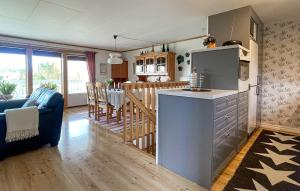 Η κουζίνα ή μικρή κουζίνα στο 2 Bedroom Awesome Home In Svanskog