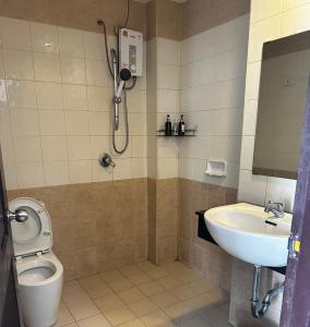 Happy Fish Guesthouse في شاطيء باتونغ: حمام مع دش ومرحاض ومغسلة +29 صورة