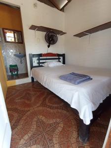 um quarto com uma cama em um quarto em Hospedaje Mar Adentro em Puerto Limón