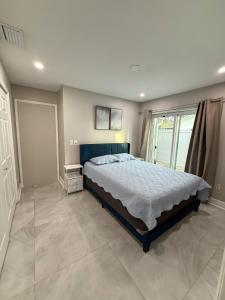 Modern Tampa studio full Kitchen & great location في تامبا: غرفة نوم بسرير كبير ونافذة