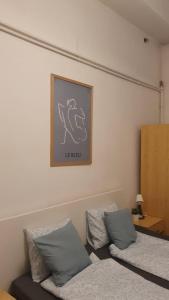 Habitación con cama y una foto en la pared. en Cozy rooms near the New York cafe, en Budapest