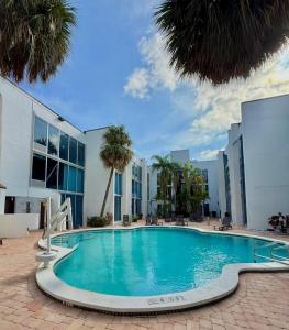 Hồ bơi trong/gần Tropical Palms Hotel