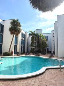 Hồ bơi trong/gần Tropical Palms Hotel