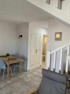 un soggiorno con un tavolo e una sedia di Casa 3 Soles a Morro del Jable