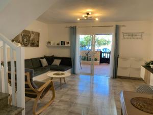 un soggiorno con un divano e un tavolo di Casa 3 Soles a Morro del Jable